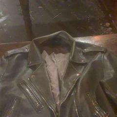 Jaqueta Groen leer, segons ha informat Café Leentje mitjançant iLost