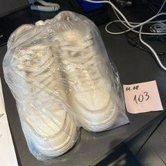 Schuhe white sneakers, gemeldet von Hotel V Frederiksplein über iLost