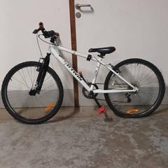 دراجة أطفال B-Twin Wit-Zwart-Rood، كما تم الإبلاغ عنه بواسطة Fietsdepot Hasselt عبر iLost