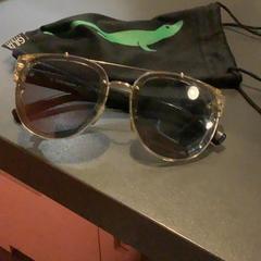 Sunglasses lunette de soleil dorées et noires, as reported by MEININGER Hotel Bordeaux Gare Saint-Jean using iLost
