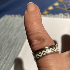 Ring, dubbel, zilverkleurig, amint azt az iLostnak jelentették.