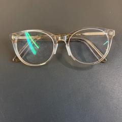 Bicchieri Doorzichtige bril met sterkte, een gele tint, come riportato da Pathé Amsterdam Noord utilizzando iLost