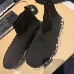 Sapatos zwart, como reportado por Haven Hotel Rotterdam utilizando o iLost