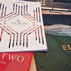 Grote boeken groen, rood, wit, segons ha informat Haven Hotel Rotterdam mitjançant iLost