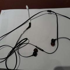 Fejhallgató noirs, amint azt TCL az iLost segítségével jelentette.