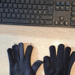 Eskularruak zwart, gisa salatu by Regio West-Vlaanderen iLost erabiliz