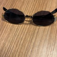 Des lunettes de soleil Goudkleurig, a été signalé par Pathé Buitenhof utilisant iLost