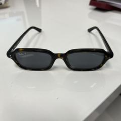 RayBan zonnebril, segons s'ha informat a iLost