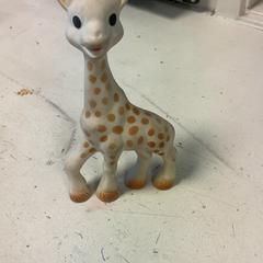 Speelgoed Giraffe, piepend، كما تم الإبلاغ عنه بواسطة Artis عبر iLost