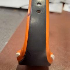 ساعة رياضية noire et orange، كما تم الإبلاغ عنه بواسطة TCL عبر iLost