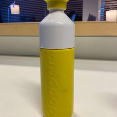 Garrafa Dopper Ijzer geel, como reportado por NHL Stenden hogeschool Emmen utilizando o iLost