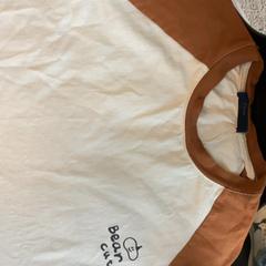 Camisa “Bear Cute”, como reportado por MEININGER Hotel Berlin Central Station utilizando o iLost