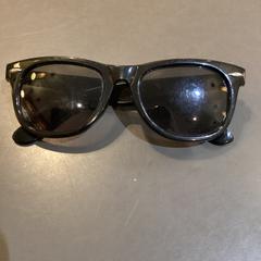 Sunglasses, ha sido reportado por MEININGER Hotel Berlin "Mitte" Humboldthaus con iLost