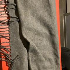 Scarf Grey, zoals gemeld door MEININGER Hotel Amsterdam City West met iLost