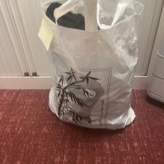 Plastic bag Different types of clothes, ha sido reportado por ibis Styles Rotterdam Ahoy con iLost