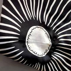 Foulard Noir et blanc en satin, a été signalé par IKEA Nantes utilisant iLost