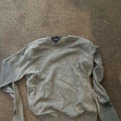 Sweatshirt, segons ha informat Leonardo Hotel Amsterdam Rembrandtpark mitjançant iLost