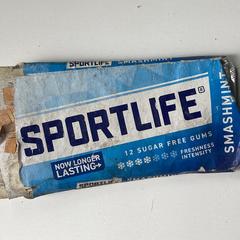 Kauwgomverpakking met geld erin, segundo informou a iLost