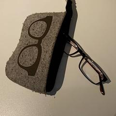 Occhiali da lettura Met etui, come riportato da IKEA Groningen utilizzando iLost