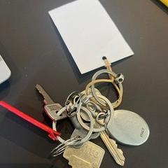 المفاتيح Rood, zilver، كما تم الإبلاغ عنه بواسطة Regio West-Vlaanderen عبر iLost