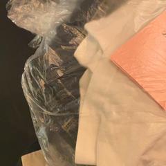 Roba White and denim, segons ha informat Sir Albert Amsterdam mitjançant iLost