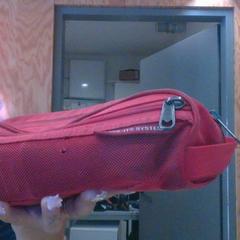 Kosmetická taška red bag, jak nahlášeno MEININGER Hotel Innsbruck Zentrum pomocí iLost
