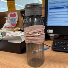Water bottle Black with a pink band around it, as reported by Vrije Universiteit Brussel (VUB) using iLost