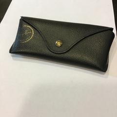 Szemüvegtok szemüveggel, amint azt Qbuzz U-OV az iLost segítségével jelentette.