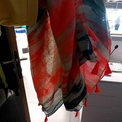 スカーフ がiLostで IKEA Orléans - Ardon によって報告されました