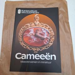 Boek cameeën rmo, jak nahlášeno Rijksmuseum van Oudheden pomocí iLost