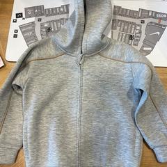 Maglione, come riportato da Designer Outlet Roosendaal utilizzando iLost