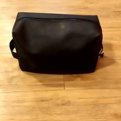 Borsa da toilette, come riportato da Arriva Limburg Noord utilizzando iLost