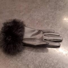 Handskar, rapporterat av Rotterdam The Hague Airport med iLost