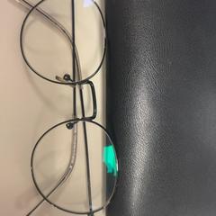 Etui à lunettes avec lunettes, a été signalé par Pathé Tuschinski utilisant iLost