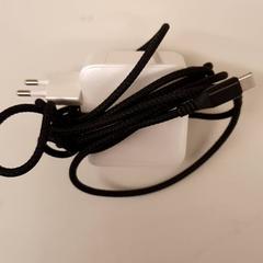 Adapter Wit met zwarte kabel, as reported by HvA Amstelcampus using iLost