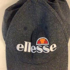 Keps Zwart ellesse, rapporterat av Artis med iLost
