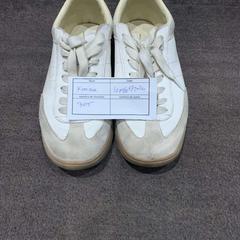 Des chaussures White, a été signalé par The Dominican utilisant iLost
