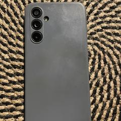 Zwarte smartphone met grijze hoesje, iLost-i jakinarazi zaion moduan