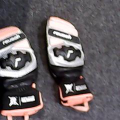 Guanti, come riportato da SnowWorld Landgraaf utilizzando iLost