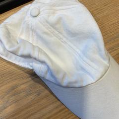 Petje Wit, ha sido reportado por Designer Outlet Roosendaal con iLost