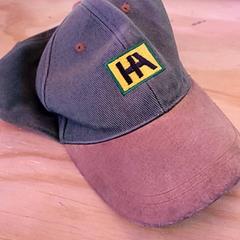 Sapka Groen met bruine pet HA, amint azt Schaatsbaan Rotterdam az iLost segítségével jelentette.