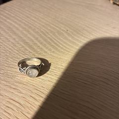 Ring zilver met witte steen, amint azt az iLostnak jelentették.