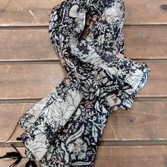 İLost kullanarak IKEA Rennes - Pacé tarafından bildirildiği gibi Atkı motifs noir, marron et blanc