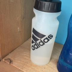 İLost kullanarak Schaatsbaan Rotterdam tarafından bildirildiği gibi Şişe Adidas