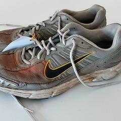 Kleding - Grijze sneakers, som rapportert av Centraal magazijn ved bruk av iLost