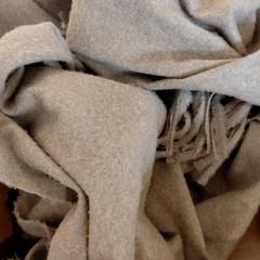 Sciarpa Taupe Mango, come riportato da IKEA Paris - Rivoli utilizzando iLost