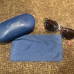 サングラス & メガネケース Blauw がiLostで Van der Valk Hotel Apeldoorn - De Cantharel によって報告されました