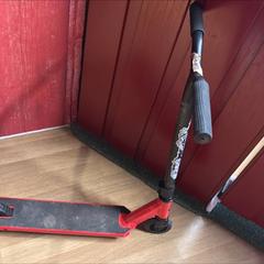 Scooter červeno-černá dětská koloběžka, segundo informou IKEA Brno usando iLost