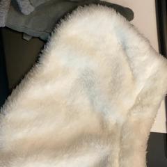 Handschuhe & Hut, gemeldet von MEININGER Hotel Berlin Central Station über iLost