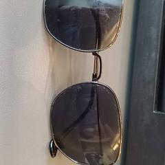Gafas de sol zwart, segundo informou Qbuzz GD Groningen HS usando iLost